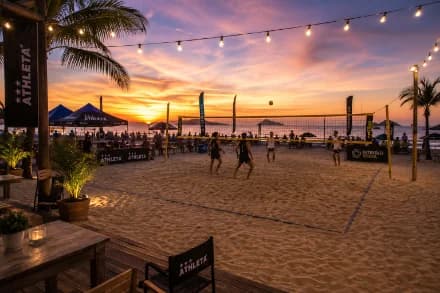 Evento esportivo na praia ao pôr do sol